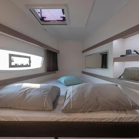 船上ホテル Catamarano Isla 40